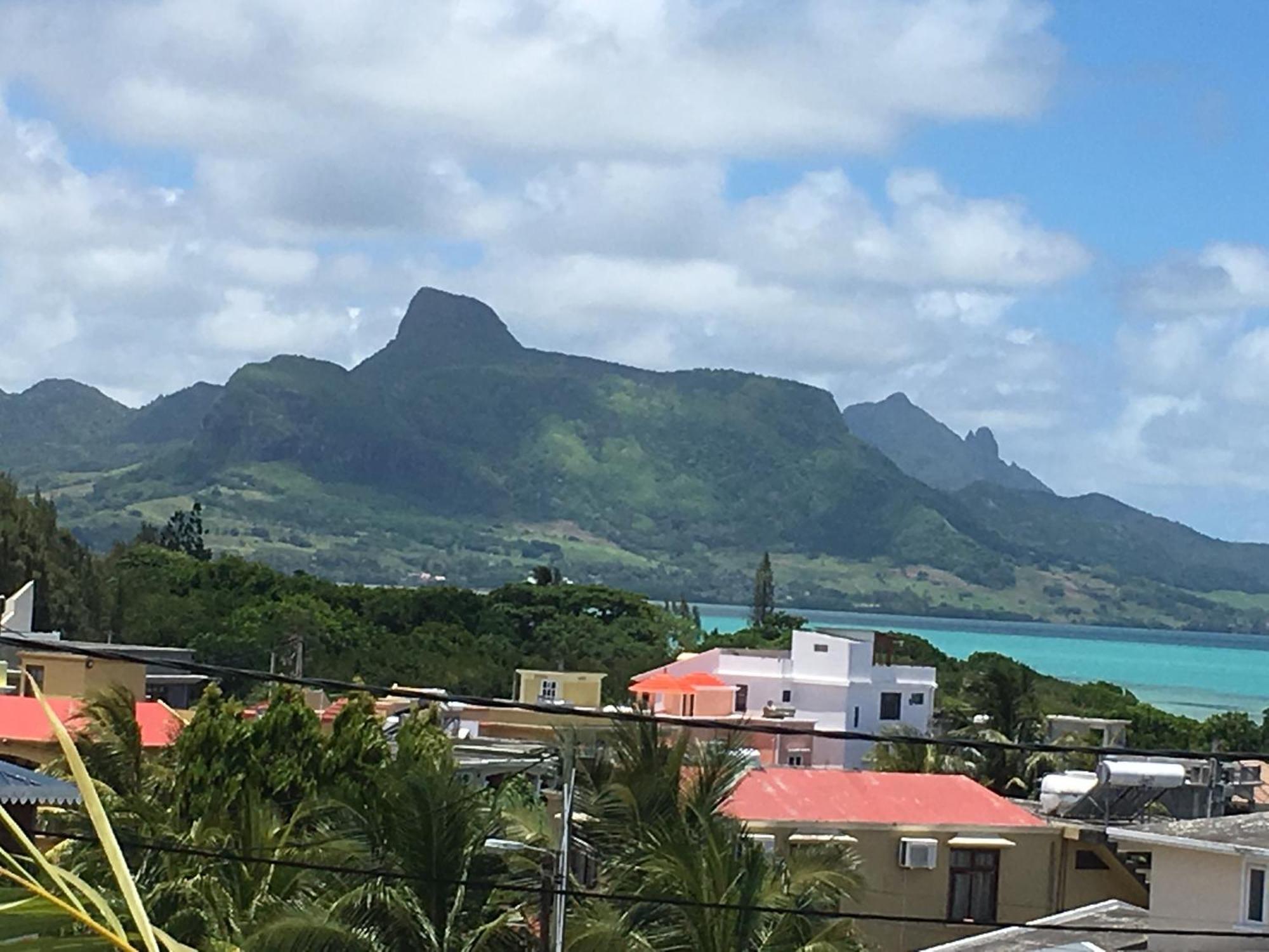 Spacious Apartment In Mahebourg With Sea View Exteriör bild